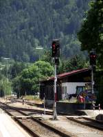 Zwei Lichtsignale stehen am 26.07.13 in Oberstdorf 