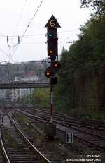 Das Lichtsignal N3 in Wuppertal Hbf. Es zeigt Langsamfahrt 60 und Halt erwarten. 
Der Mast verfgt sowohl ber ein Ersatzsignal, sowie ber das Signal Zp 9. 
