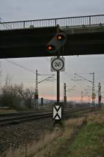 Das VSig  a  (Vorsignal) des Bahnhofs Mllheim (Baden), aufgenommen am 29.01.14. Am Signalmast ist die LZB-Teilblocktafel 261 angebracht.