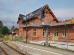 Vor dem Bahnhofsgebäude von Sanitz steht das Ausfahrsignal P1 in Richtung Rostock.Aufnahme vom 12.Mai 2014.