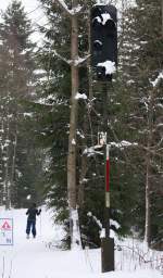 Licht - oder Loipensignal ?? 24.01.2016  Skiloipe Richtung Moldava (Tschechien)
Ob die Skiläuferin das Signal beachtet hat, entzieht siech der Kenntnis des Fotografen.09:53 Uhr.