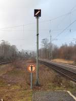 Nachdem der RE8 abfuhr blieb das Signal auf Fahrt und wurde erst nach dem nächsten Güterzug wieder auf Halt geschaltet.

Rommerskirchen 23.01.2016