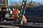 Am gestrigen Morgen gegen 4:00 Uhr morgens hatte ein Trafozug das Signal 44 N5 beschädigt und etwas in Schieflage gebracht. Gleis 4 und 5 waren während der Schieflage gesperrt da das Signal in den Lichtraum von Gleis 4 kommen konnte. Gegen 9:30 kamen dann der Gaf und einige Mitarbeiter der DB Netz und Leit und Sicherungstechnik aus Krefeld und sicherten das Signal gegen das Umkippen. Später wurde das Signal am Fuß per Flamme getrennt und vorsichtig nach hinten gezogen und herunter gelassen und auf Holzpaletten in Gleis 5 abgelegt. Während das Signal abgebrannt und abgelegt wurde, wurde die Oberleitung abgeschaltet und der Zugverkehr im kompletten Bahnhof zurück gehalten. Am Ende der Aktion wurde eine Sh2 Scheibe in Gleis 5 gestellt weil dort das beschädigte Signal lag.

Grevenbroich 30.12.2016