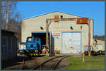 Die Werklok 884 048 der Altmark Rail sonnt sich am 30.03.2021 vor der Halle der Strabag in Haldensleben.