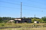 Annaburg war einst ein wichtigerer Bahnhof mit mehreren Anschlüssen. Dazu hatte Annaburg sogar 2 kleine Lokschuppen für je eine Lok. Hier sieht man einen der zwei Lokschuppen welche seit Jahren zusehens verfallen.

Annaburg 21.09.2024