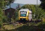 Bahnhofsausfahrt VECTUS VT 206/HLB im  Erlebnisbahnhof  Westerburg/Westerwald
vorbei am alten Lokschuppen.

Als kleine Ergänzung zu meinem Bild mit der traumhaften Kulisse von WESTERBURG
hier die Ausfahrt des VECTUS im sehr nostalgischen Bahnhof WESTERBURG//Westerwald
mit Fahrtziel: AU/SIEG,aufgenommen vom selben Fotopunkt aus.