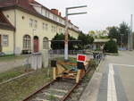 Auch schon in die Jahre gekommen ist der Prellbock auf Gleis 1 in Binz.Aufgenommen am 03.November 2024.