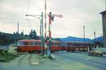 Straßenbahn Reutlingen__Die niveaugleiche Kreuzung beim Südbhf. mit der Echaztalbahn  Reutlingen-Pfullingen-Honau-Lichtenstein-Engstingen. Seit 1961 verkehrten hier Zahnrad-Schienenbusse VT 97, die von Reutlingen bis Ulm durchfahren konnten. 1969 wurde die Zahnradstrecke ab Honau eingestellt und bis Engstingen abgebaut. Zwischen Reutlingen und Honau verkehrten Schienenbusse noch bis 1980. Die Straßenbahn in Reutlingen verkehrte das letzte Mal (auf den Linien 1 und 2) am 19. Oktober 1974.__02-09-1974