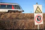 Ein Schild am Roßgraben in Angersdorf weist auf die Gefahr der Oberleitung auf dem stillgelegten Gleis hin, wenn man wohl auf einen abgestellten Güterwagen klettert (meine Interpretation).