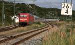 Obwohl im Bahnhof Lietzow (Rgen) Bahnsteige, Farleitungen , Sicherungstechnik und die Gleisanlagen erst vor kuzem saniert wurden, hngt die Km Tafel 261,4 deutlich schief , 101 04 - 3 hat soeben, den