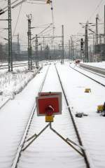 Nein, nein der Fotograf stand nicht im , sondern ber dem Gleis, auf der Holzbrcke ber das Gleis 3, welche aktuell den Zugang zu den Gleisen   5-8 im Bahnhof Dresden Neustadt bildet. Sh2   schaut  hier in beide Richtungen, owohl das Gleis durch die Holzbrcke vom Standpunkt des Fotografen berdeckt ist.
14.02.2013  12:54 Uhr
