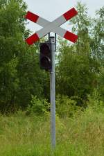 Ja ja jeder hat so sein Kreutz zu tragen, so auch dieser Lichtzeichenmast am Bü Hocksteiner Weg am Eisernen Rhein bei Wickrath. 21.6.2014
