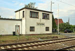 Blick auf das Stellwerk Zscherben Bk, ein Gleisbildstellwerk von WSSB am Hp Zscherben auf der Bahnstrecke Halle–Hann.