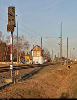 Blocksignal  B  in Fahrtrichtung Niemberg und Wärterhäuschen mit örtlich bedientem Bahnübergang (Bü) an der Blockstelle (Bk) Braschwitz.

🚩 Bahnstrecke Magdeburg–Leipzig (KBS 340)
🕓 18.12.2020 | 15:07 Uhr