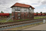 Bahn-Infrastruktur in Bernburg Hbf
Der Fahrdienstleiter residiert im mechanischen Stellwerk  B2  der Bauart Jüdel. Das Gebäude schließt sich unmittelbar südlich der Bahnsteige an und stammt aus dem Jahr 1911.
Gesehen von einem Parkplatz.

🚩 Bahnstrecke Köthen–Aschersleben (KBS 334)
🕓 16.8.2021 | 14:08 Uhr