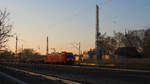 187 148 passiert im Sonnenuntergangs-Streiflicht mit einem Rungenwagenzug das  Gleisbildstellwerk der Bauart  GS II DR  Schönfließ auf dem BAR (Berliner Außenring) Richtung Osten.

Berlin, der 24.03.2022