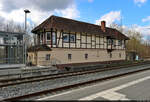 Das 1911 in Betrieb genommene Fahrdienstleiter-Stellwerk  Hmf  im Bahnhof Herzberg(Harz) versieht noch heute seinen Dienst. Dessen Gebäude steht am nördlichen Ende des Bahnsteigs 2/4 und ist bestückt mit mechanischer Technik der Bauart  Jüdel .

🕓 24.3.2023 | 14:44 Uhr