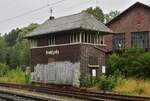 Blick auf das alte Stellwerk Pl in Probstzella. Das Stellwerk regelte die Einfahrten in den Bw-Bereich und in die Gütergleise in der Bahnhofsmitte. Es wurde am 29.08.1997 außer Betrieb genommen und durch ein ESTW ersetzt.

Probstzella 02.08.2023