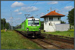 Mit dem Flixtrain 1245 nach Stuttgart fährt 193 435 der ELL am 03.08.2024 durch Medewitz. Rechts ist das mechanische Stellwerk B2 zu sehen.