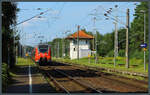 442 127 der DB Regio erreicht am 03.08.2024 mit einem weiteren 442 als RE 7 den Bahnhof Medewitz (Mark). Der Bahnhof präsentiert sich noch recht ursprünglich mit niedrigen, gepflasterten Bahnsteigen, Formsignalen, Pilzleuchten und dem mechanischen Stellwerk B2, das seit 1940 in Betrieb ist. In den nächsten Jahren soll ein umfassender Umbau für eine Modernisierung sorgen.