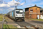 Auf Höhe des Weichenwärters durchfährt ein Kesselzug mit 187 346-2 den Bahnhof Teutschenthal Richtung Sangerhausen.
Dieses Motiv ist am Zugang zu Bahnsteig 2 möglich – jedoch nur noch für rund ein Jahr, da  W2  dann vom Netz geht.

🧰 Railpool GmbH, vermietet an die ecco-rail GmbH
🕓 11.6.2024 | 18:29 Uhr