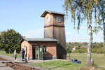 Im Bahnhof Hettstedt-Kupferkammerhtte befindet sich dieser Uhrenturm mit Stellwerksgebude der Mansfelder Bergwerksbahn; 30.09.2023.  