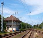 Blick auf das Binzer Stellwerk, die Bahnhofseinfahrt aus Richtung Prora gesehen und  hinten links das einzig genutzte Abstellgleis im Bahnhof Ostseebad Binz. Aufgenommen am 30.05.09.