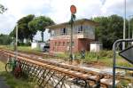 Stellwerk Mnchengladbach-Rheindahlen Ost. Das Gleis vor dem Stellwerk fhrte zu den Nato-Anschlssen Holt 1 + 2 und wurde von Diesellokomotiven
der RCT bedient( Royal Corps of Transportation). 15.6.2008