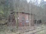 Bahngeschichte in Colditz (sachsen) ehem. Stw. B2 (Handybild) Das Stw steht vor einem Felsen und wird von der Natur beansprucht