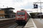 15.4.2012 Wolfsburg Hbf. Ein IC nach Berlin mit 101 202-4 fhrt ein. Im Hintergrund links das vermutlich (ehem.) Fahrdienstleiter-Stellwerk. (Nichts im Netz gefunden - wer was wei, bitteschn). Rechts, das aus den 50ern stammende Bahnsteigdach. Das Empfangsgebude steht unter Denkmalschutz, das Dach hoffentlich auch. Im Vergleich zur 0815-Stahl-Glas-Zugangsstellen-Architektur ein wahres Juwel.