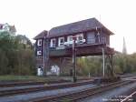 Das elektromechanische Reiterstellwerk (f) in Brgge (Westf.) am 07.10.2006.
Das Wrterstellwerk am anderen Bahnhofsende wurde meines Wissens bereits abgerissen. 
