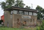 Ehemaliges Stellwerk  B1  im Bahnhof Neschwitz (Sachs) an der zum 31.05.2002 stillgelegten und inzwischen weitgehend abgebauten Strecke Bautzen–Caminau(–Knappenrode), aufgenommen am