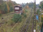 Haltepunkt  Schwartzestrasse  in Leipzig. Das Bild zeigt den Zustand vor der Streckenmodernisierung im Jahre 2007. Das kleine Stellwerk existiert nicht mehr und von dem Hp ist eigentlich nur noch der Unterstand da. Siehe auch:
http://www.bahnbilder.de/bild/deutschland~dieseltriebzuege~ddr-dr-ferkeltaxe-171-172/578307/772-342---hp-schwarzestrasse-in.html
und hier: 
http://www.bahnbilder.de/bild/deutschland~bahnhoefe-l---q~leipzig-sonstige/931316/19032016---das-war-mal-der.html