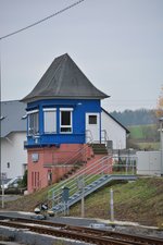 In Westerburg sticht das Stellwerk mit seiner blauen Holzfassade gut ins Auge. Die bunte Lackierung hat charme.

Westerburg 26.11.2016