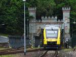 LAHNTALSTRECKE-TUNNEL IN WEILBURG MIT LINT-RB 45
Am 7.5.2019 hat HLB-LINT-RB 45 gerade den Bahnhof WEILBURG/LAHN verlassen und
fährt über die Kastenbrücke über die LAHN in den mit wunderbaren Portalen
versehenen Tunnel ein....