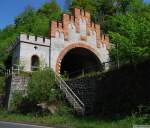 Hauptbahnromantik (XXIX, untere Lahntalbahn). Auch nicht von Pappe, das Südportal des Weilburger Tunnels. (25. April 2009)
