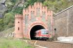 Eine Regionalbahn verlt Steuerwagen-voraus das Sdportal des Loreley-Tunnels.