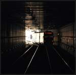 . Das Licht am Ende des Tunnels - 

Stuttgarts neuester Stadtbahntunnel in der Trabantenstadt Fasanenhof. Die Überbelichtung am Tunnelausgang ist so gewollt. 

07.05.2011 (J)
