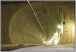 Ein Bild auf das man heute verzichten sollte! Denn es entstand im Berliner Nord-Sd-Tunnel. Es wrde eine Sperrung des Tunnels u. dem Fotografen eine ordentlichen Berg rger verursachen! Entstanden ist es bei einer ffentlichen Begehung auf Hhe eines der Notausstiege. Heute ist es dort meist viel dunkler.
