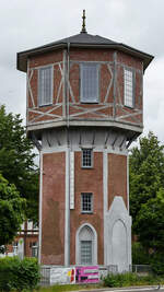 Im Jahr 1908 wurde der Wasserturm in Niebüll für die Versorgung der Dampflokomotiven mit Wasser in Betrieb genommen und wird heute nach einem Umbau als 1-Zimmer-Appartement vermietet. (Juni 2024)