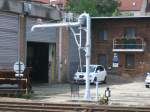 Dieser Wasserkran steht im Eisenbahnmuseum Schwerin und lt sich auch vom Bahnsteig ausfotografieren.Aufgenommen am 28.Mai 2011.