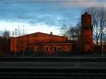 Bahnhof Großkorbetha: der ehemalige achtständige Ringlokschuppen nebst Wasserturm stehen am 17. Januar 2014 einsam und verlassen in der Abendsonne.