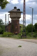Der (nicht mehr benutzte ?) Wasserturm in Röderau. 16.05.2014  14:27 Uhr.