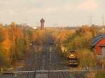 Hier zeigt sich der Herbst von der schönsten Seite. Zu sehen sind 3 Abstellgleise der Bahnbau Gruppe welche früher zum alten BW Wedau gehörten welches sich im Birkenwald dahinter befand und noch am Wasserturm zu erkennen ist.
Das rechte Gleis ist nicht das eigendliche 4 Gleis sondern ein altes Gleis wo die defekten Bauzüge abgestellt werden, dieses Gleis existiert in den Plänen der DB nicht mehr.

Duisburg Entenfang 07.11.2015