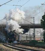 Unter der L116 Brücke kommt die 01 1075 mit ihrem Zug die Steigung von Noithausen hinauf. Der Zug ist auf dem Weg nach Venlo und so mit heimwärts in die Niederlande.
Der Zug gehört der Stoomstichting der Niederlande.