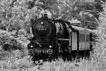 Die Dampflokomotive 011 075-9 kommt gerade in Hattingen an, um am dortigen Bahnhof die mitgebrachten Personenwagen abzustellen.