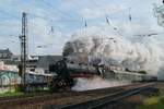 Anlsslich des Dampfspektakels 2018 wurden die Bahnstrecken um Trier mit historischen Zgen befahren. Am 29.4. ist DPE 61953 mit 01 1075 an der Spitze auf dem Weg von Trier Hbf. nach Saarbrcken und wird in Krze den Bahnhof Trier Sd durchfahren.