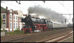 Mit einem aus DB Silberlingen gebildeten Sonderzug am Haken braust hier am 25.9.2005 die 012100 durch den Bahnhof Melle in Richtung Osnabrück.