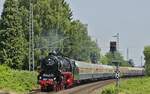 Nach jahrzehntelanger Abstellung unternahm die 012 104-6 am 10.06.2023 ihre erste Publikumsfahrt, hier bei der Einfahrt in den Bahnhof Erkelenz mit der 110 278-9 am Zugschluss. Die Lok wurde 1940 von der Berliner Maschinenbau-Actien-Gesellschaft vormals L. Schwartzkopf mit der Fabrik-Nr. 11360 gebaut und am 17.08.1940 im Bw München Hbf. abgenommen. Weitere Stationen waren Nürnberg, Kassel, Bebra, Hamburg-Altona und zum Schluss Rheine, hier wurde sie am 01.10.1974 ausgemustert. Danach erwarb sie der englische Arzt und Eisenbahnenthusiast Peter L. Beet und ließ sie in das Eisenbahnmuseum  Steamtown Carnforth /Nordengland überführen. 1997 kam sie zurück nach Deutschland in das BEM Nördlingen, später in das Eisenbahnmuseum Heilbronn. 2009 begannen die Arbeiten zur betriebsfähigen Wiederaufarbeitung der Lok, ab 2015 in den Eisenbahnwerkstätten Krefeld, die im Mai 2023 abgeschlossen werden konnten.