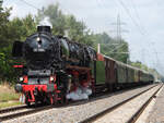 01 1104 durcheilt mit ihrem Sonderzug DPE 34488 aus Staßfurt nach Berlin (Technikmuseum) das Stadgebiet von Potsdam, hier kurz vor Potsdam-Pirschheide.